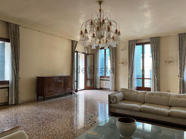 Appartamento in vendita di 280 m² in Via Daniele Manin