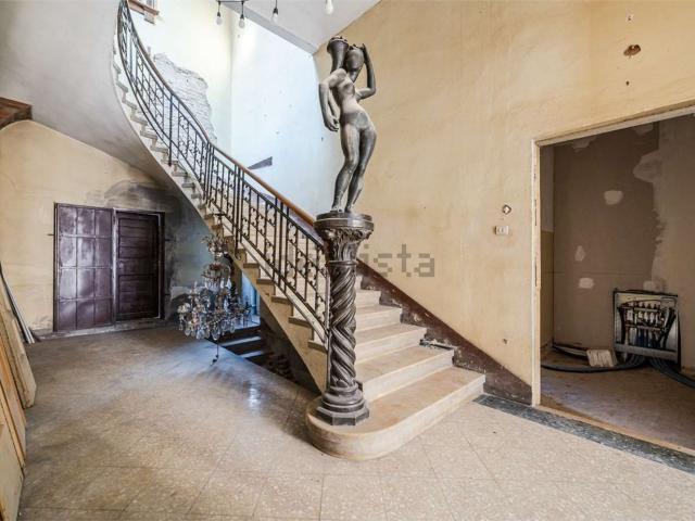 Appartamento in vendita di 280 m² in Via Pellegrino Munari, 3