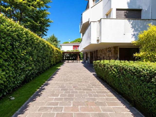 Appartamento in vendita di 280 m² in Viale Arturo Ferrarin, 78