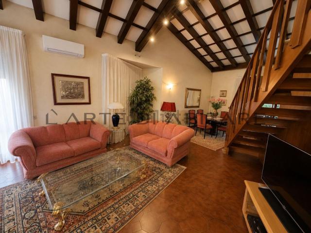 Appartamento in vendita di 280 m² in Viale Arturo Ferrarin, 78