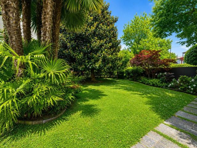 Appartamento in vendita di 280 m² in Viale Arturo Ferrarin, 78