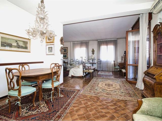 Appartamento in vendita di 284 m² in Via E. Morselli