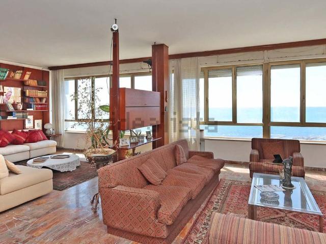 Appartamento in vendita di 286 m² in Viale Italia, 183
