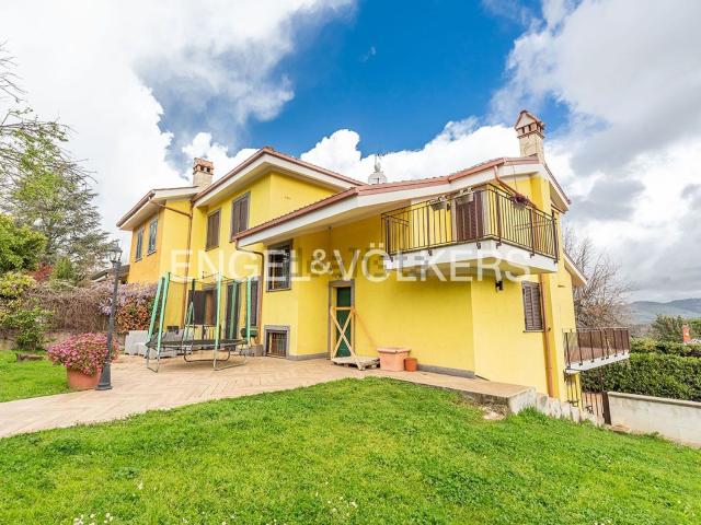 Appartamento in vendita di 288 m² in Via dei Laghi