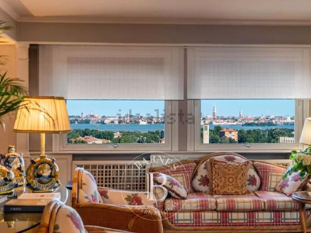 Appartamento in vendita di 288 m² in Via Luigi Einaudi