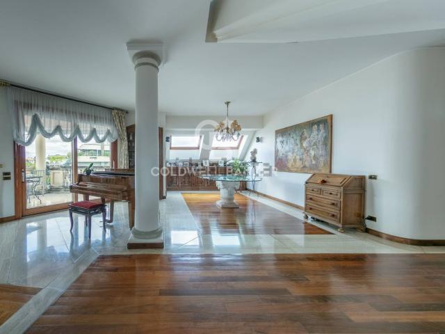 Appartamento in vendita di 290 m² in Via Giovanni Battista Pergolesi, 4