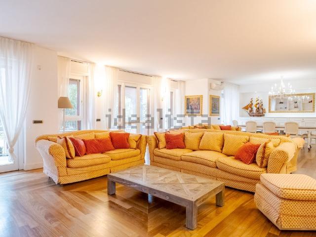 Appartamento in vendita di 290 m² in Via degli Ottoboni