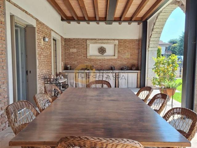 Appartamento in vendita di 290 m² in Viale Conti Emili, 69