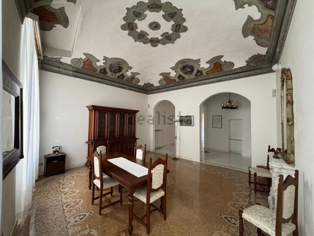 Appartamento in vendita di 290 m² in Piazza del Borgo