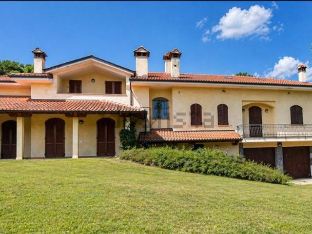 Appartamento in vendita di 290 m² in Piazza Meucci, 10
