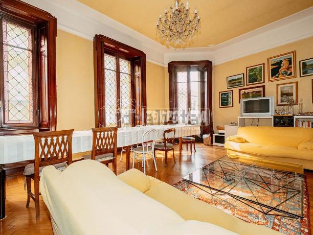Appartamento in vendita di 294 m² in Via Giosuè Carducci, 4
