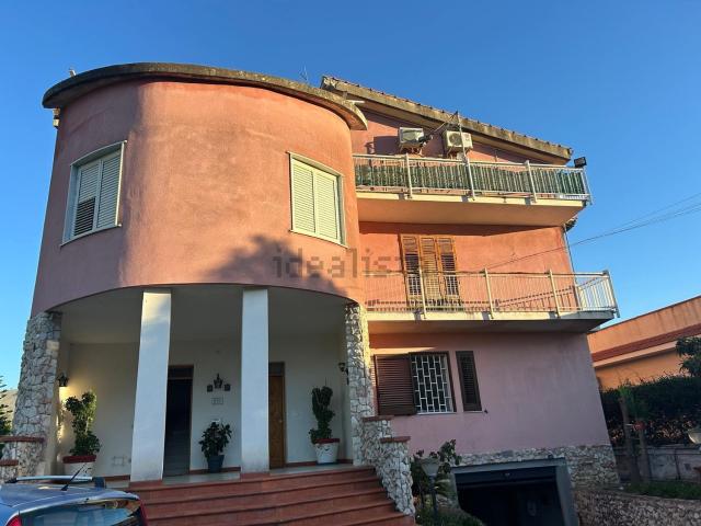 Appartamento in vendita di 296 m² in Via Molara, 137