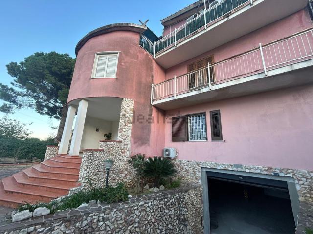 Appartamento in vendita di 296 m² in Via Molara, 137
