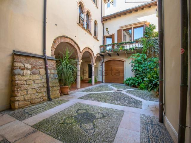 Appartamento in vendita di 297 m² in Via Enrico de Nicolis, 3