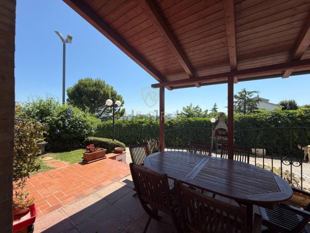 Appartamento in vendita di 298 m² in Strada Licini, 61