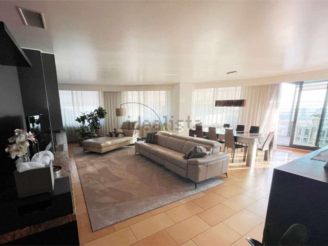 Appartamento in vendita di 300 m² in Via Alfeo Corassori