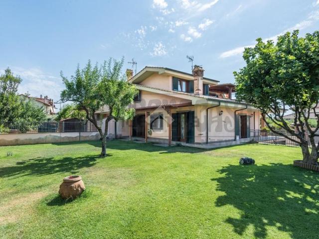 Appartamento in vendita di 300 m² in Via Ariccia, 10