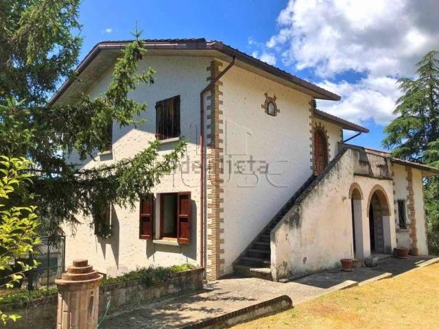 Appartamento in vendita di 300 m² in Via degli Eroi