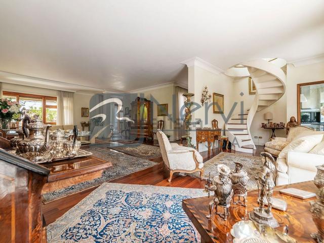Appartamento in vendita di 300 m² in Via dei Monti Parioli
