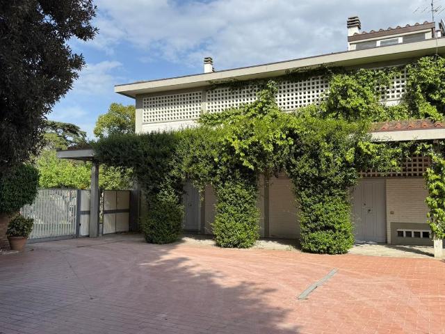 Appartamento in vendita di 300 m² in Via della Villa Cedri