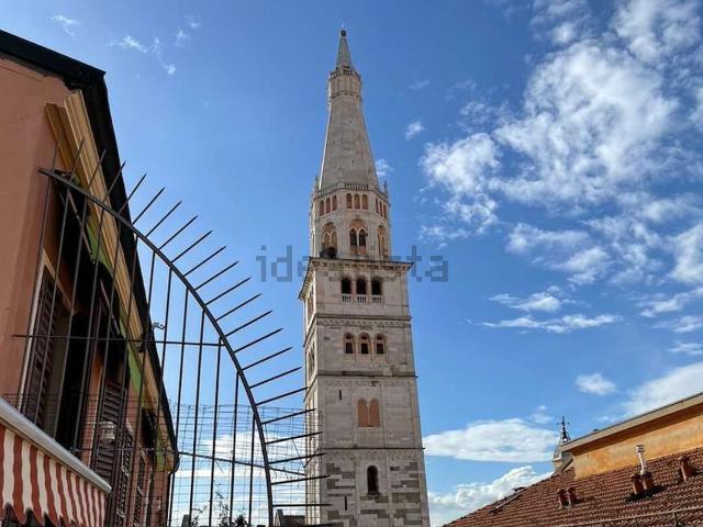 Appartamento in vendita di 300 m² in Via Emilia Centro