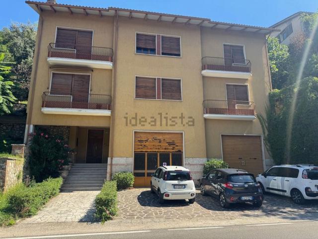 Appartamento in vendita di 300 m² in Via Flaminia Ternana, 146