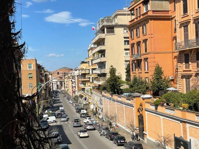 Appartamento in vendita di 300 m² in Via Francesco Siacci