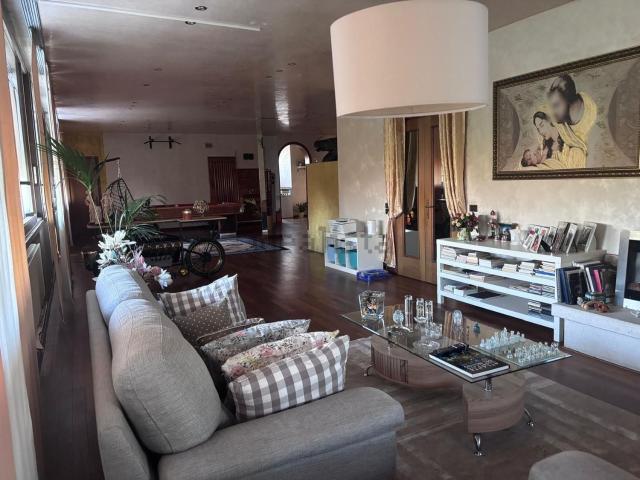 Appartamento in vendita di 300 m² in Via Toti dal Monte