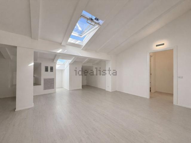 Appartamento in vendita di 300 m² in Viale Viareggio