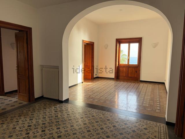Appartamento in vendita di 300 m² in Viale dei Pini
