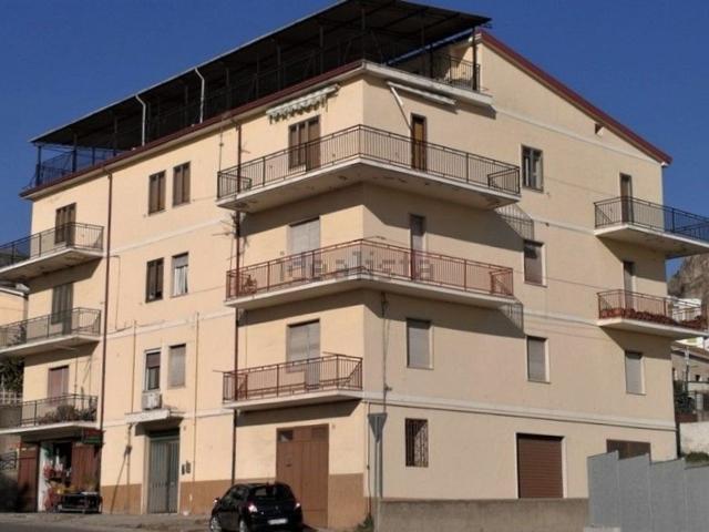 Appartamento in vendita di 300 m² in Via Giovanni Amendola