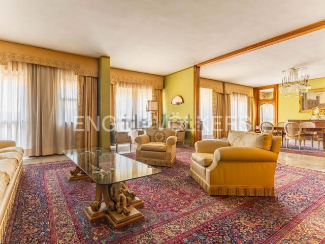 Appartamento in vendita di 300 m² in Corso Cavour, 97
