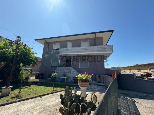 Appartamento in vendita di 305 m² in Via Don Carlo Forante