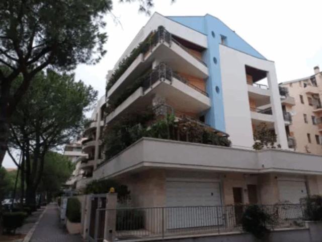 Appartamento in vendita di 305 m² in Viale John Fitzgerald Kennedy, 110