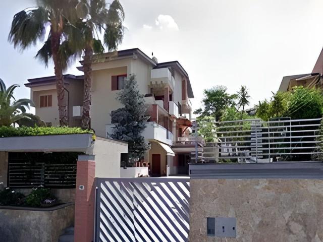 Appartamento in vendita di 307 m² in Via Alcide De Gasperi