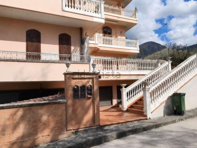 Appartamento in vendita di 308 m² in Via Aldo Moro, 8
