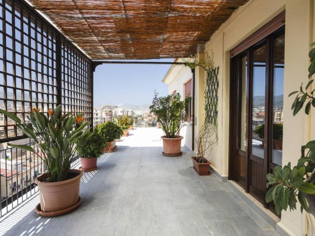 Appartamento in vendita di 309 m² in Via Vito La Mantia