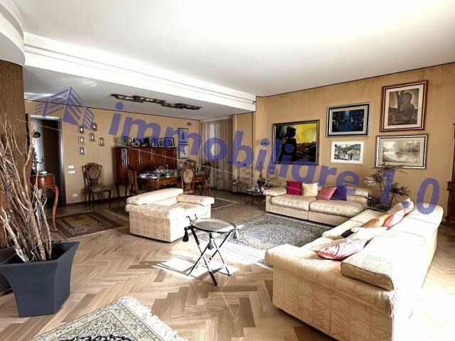 Appartamento in vendita di 310 m² in Viale Italia