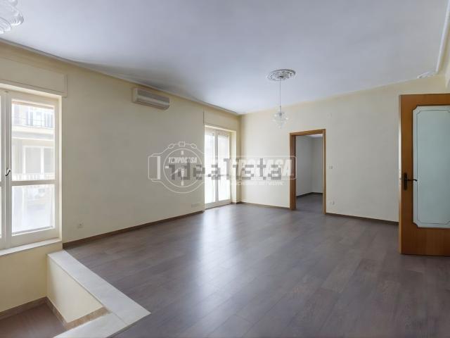 Appartamento in vendita di 319 m² in Via Don Cesare Franco