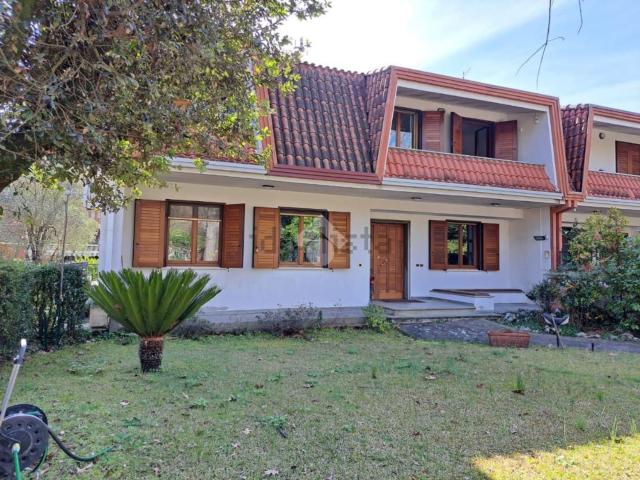 Appartamento in vendita di 320 m² in Via degli Ulivi, 52