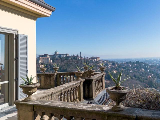 Appartamento in vendita di 320 m² in Via Sudorno