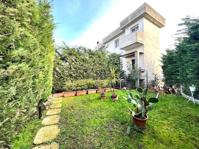 Appartamento in vendita di 323 m² in Via Flavio Gioia, 6