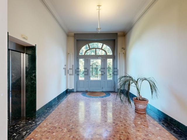 Appartamento in vendita di 325 m² in Via Ammiraglio Francesco Caracciolo, 107