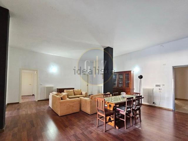 Appartamento in vendita di 325 m² in Via Marche, 72