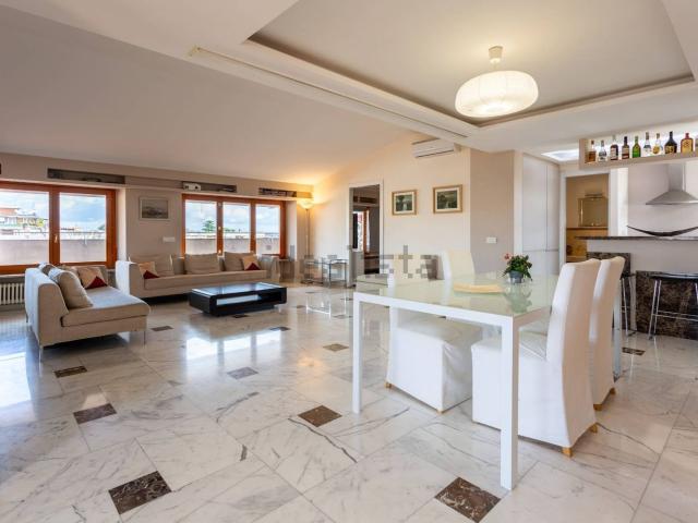 Appartamento in vendita di 325 m² in Largo di Vigna Stelluti, 12