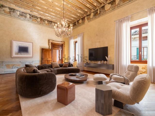 Appartamento in vendita di 325 m² in Piazzetta Ottolini, 9