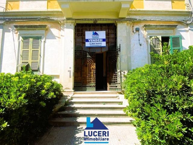 Appartamento in vendita di 327 m² in Via Filippo Turati