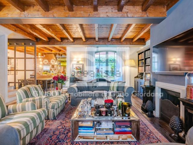 Appartamento in vendita di 330 m² in Via Carlo D&apos Adda