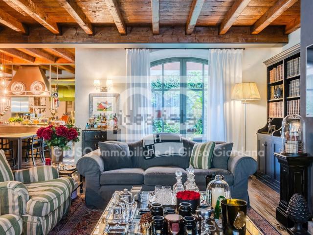 Appartamento in vendita di 330 m² in Via Carlo D&apos Adda