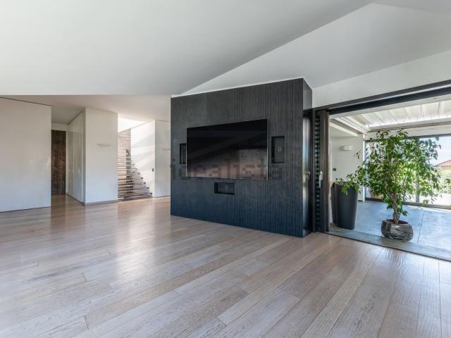 Appartamento in vendita di 330 m² in Via Cassia, 13